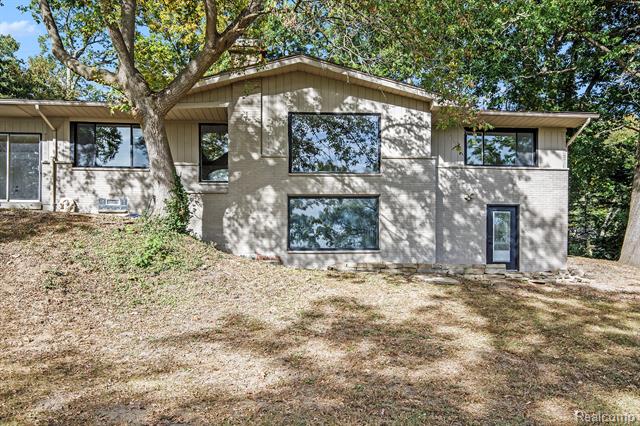 Builiding view twenty four for 3015 Lakeview, Highland, MI. 48356