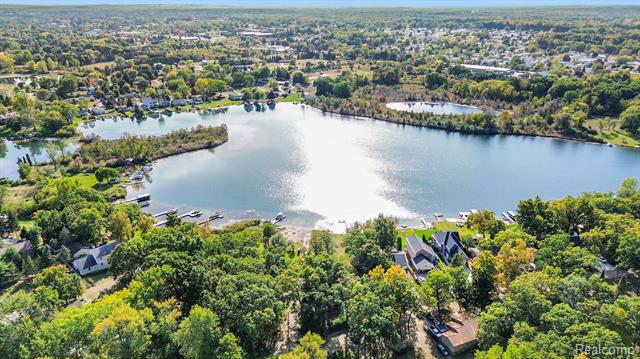 Builiding view twenty six for 3015 Lakeview, Highland, MI. 48356