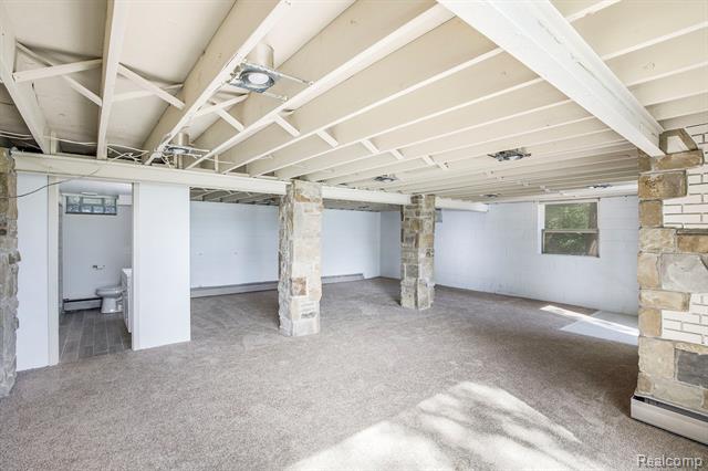 Builiding view twenty for 3015 Lakeview, Highland, MI. 48356