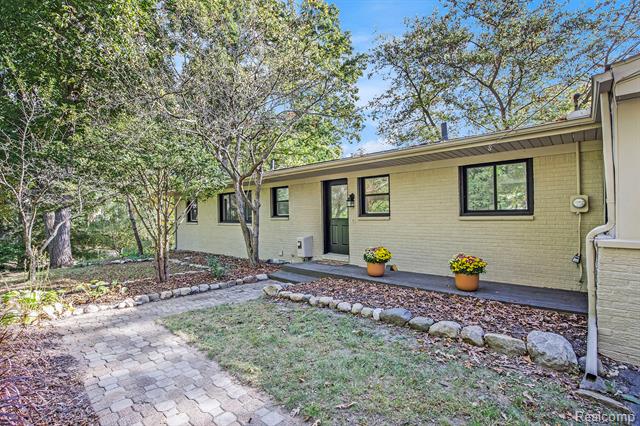 Builiding view two for 3015 Lakeview, Highland, MI. 48356