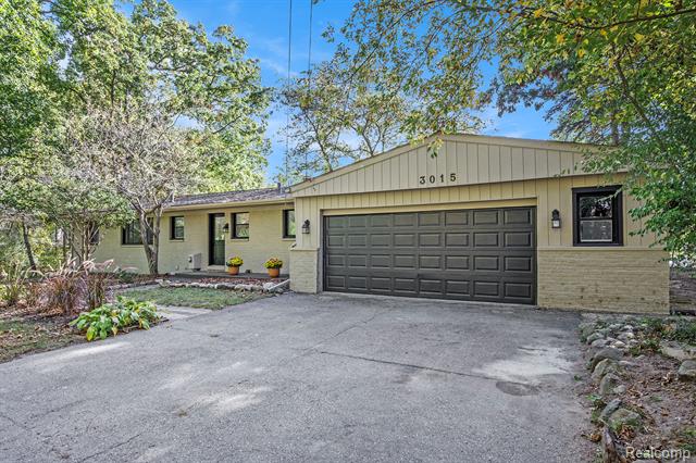 front view for 3015 Lakeview Blvd, Highland, Mi. 48356