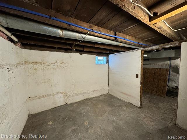 Builiding view eleven for 744 Saint Clair, Pontiac, MI. 48340