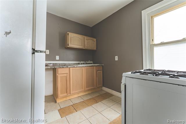 Builiding view five for 744 Saint Clair, Pontiac, MI. 48340