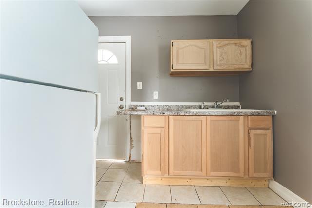 Builiding view six for 744 Saint Clair, Pontiac, MI. 48340