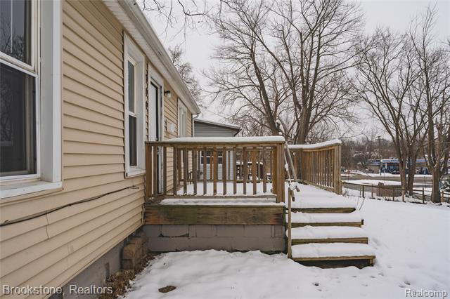 Builiding view two for 744 Saint Clair, Pontiac, MI. 48340