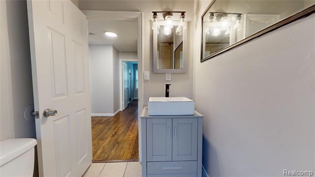 Builiding view six for 715 Kenilworth, Pontiac, MI. 48340