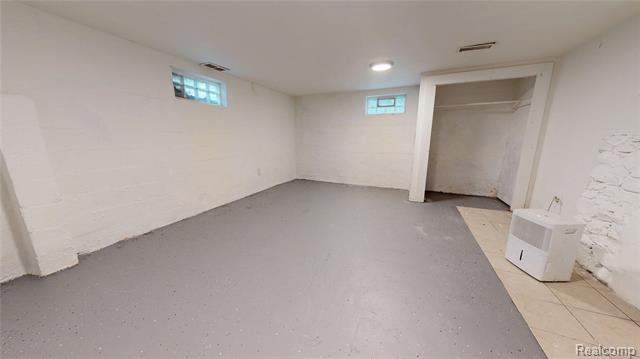 Builiding view sixteen for 715 Kenilworth, Pontiac, MI. 48340