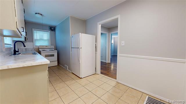 Builiding view three for 715 Kenilworth, Pontiac, MI. 48340