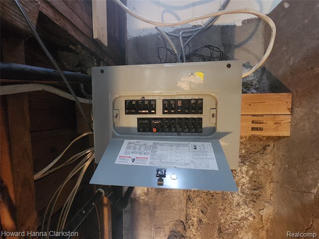 Builiding view nine for 5748 Graves, Waterford, MI. 48327