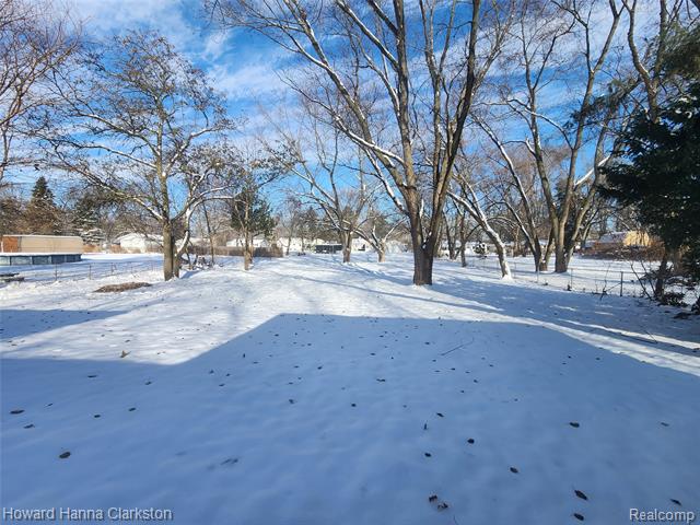 Builiding view ten for 5748 Graves, Waterford, MI. 48327