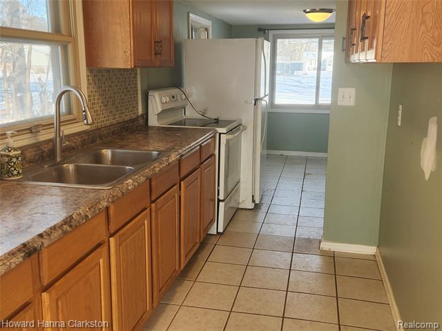 Builiding view three for 5748 Graves, Waterford, MI. 48327