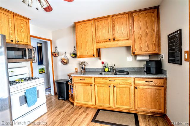 Builiding view eight for 102 E Cornell, Pontiac, MI. 48340