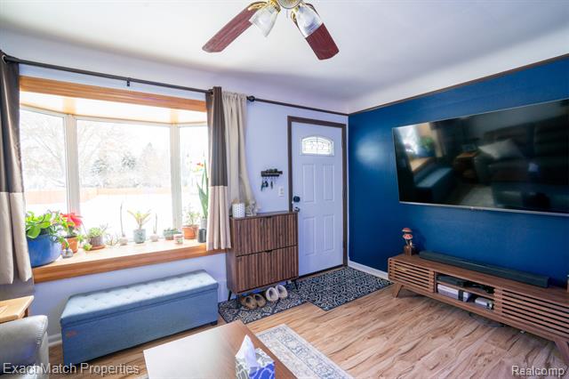 Builiding view six for 102 E Cornell, Pontiac, MI. 48340