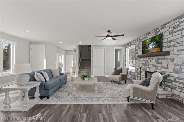 Builiding view seventeen for 9090 Buckingham, White Lake, MI. 48386