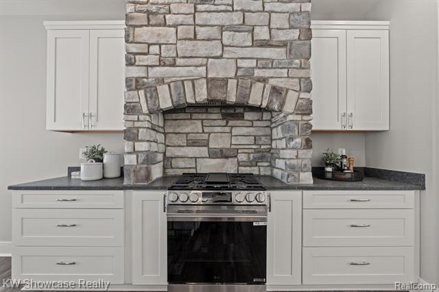 Builiding view ten for 9090 Buckingham, White Lake, MI. 48386