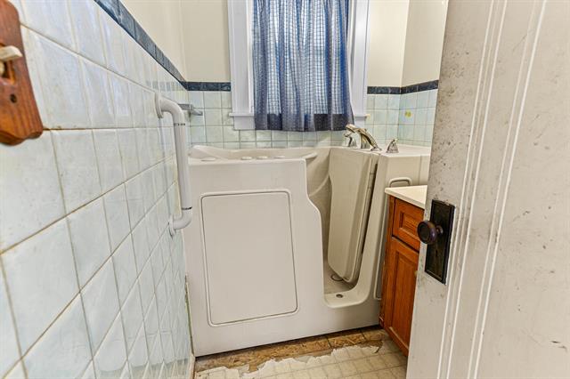 Builiding view eighteen for 3303 Lexington, Waterford, MI. 48328