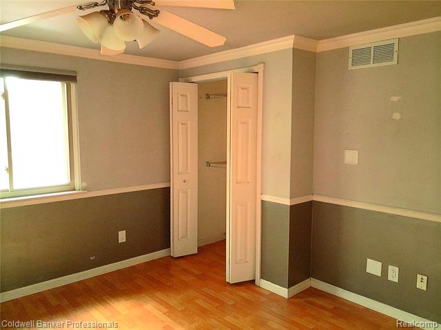 Builiding view eighteen for 3225 Oak Ridge, Highland, MI. 48356