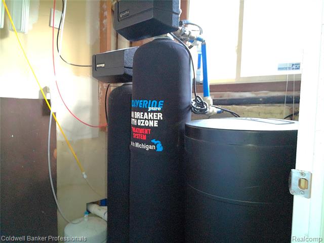 Builiding view sixteen for 3225 Oak Ridge, Highland, MI. 48356