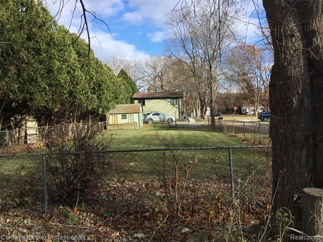 Builiding view thirty one for 3225 Oak Ridge, Highland, MI. 48356