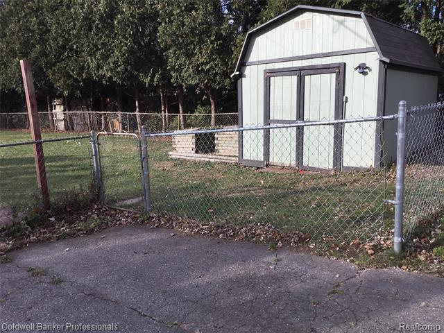 Builiding view thirty two for 3225 Oak Ridge, Highland, MI. 48356