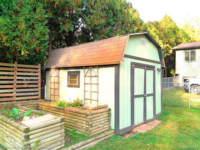 Builiding view twenty nine for 3225 Oak Ridge, Highland, MI. 48356