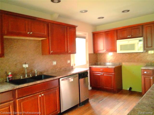 Builiding view two for 3225 Oak Ridge, Highland, MI. 48356