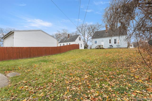 Builiding view twenty five for 691 3Rd, Pontiac, MI. 48340