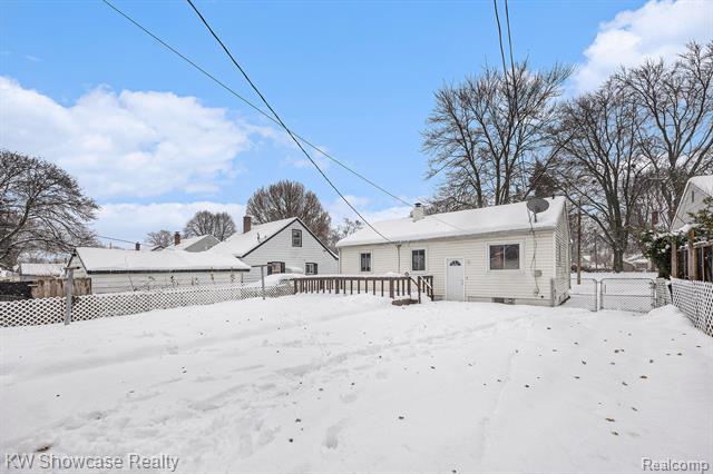 Builiding view eighteen for 575 4Th, Pontiac, MI. 48340