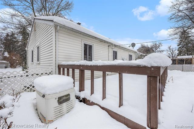 Builiding view fourteen for 575 4Th, Pontiac, MI. 48340