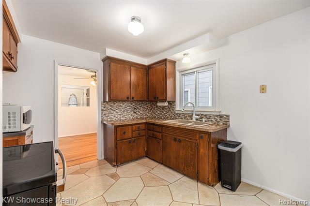 Builiding view seven for 575 4Th, Pontiac, MI. 48340