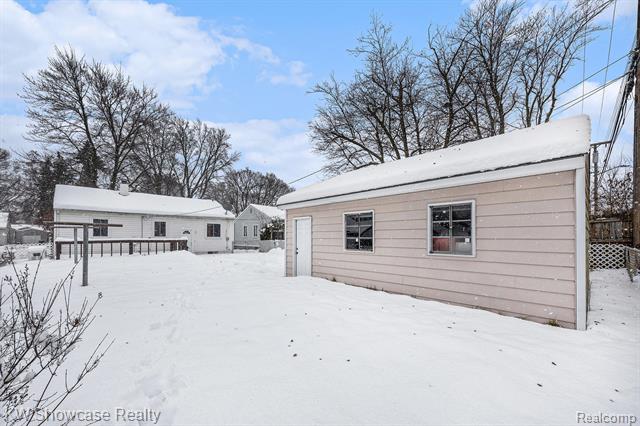 Builiding view seventeen for 575 4Th, Pontiac, MI. 48340