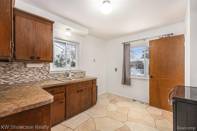 Builiding view six for 575 4Th, Pontiac, MI. 48340