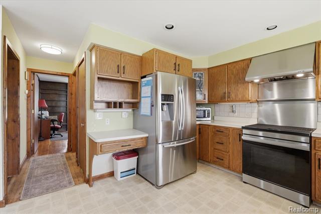 Builiding view fifteen for 6880 Forestlawn, Waterford, MI. 48327