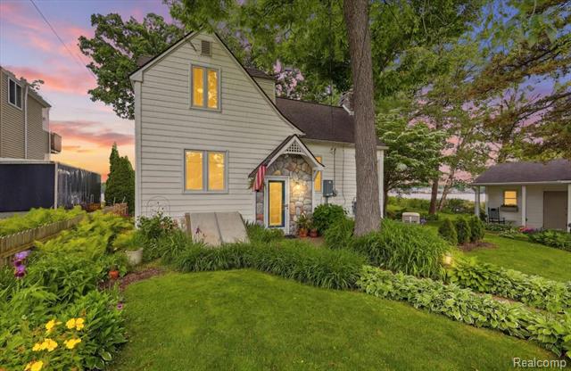 Builiding view fifty three for 6880 Forestlawn, Waterford, MI. 48327