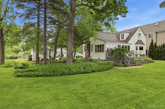 Builiding view forty for 6880 Forestlawn, Waterford, MI. 48327
