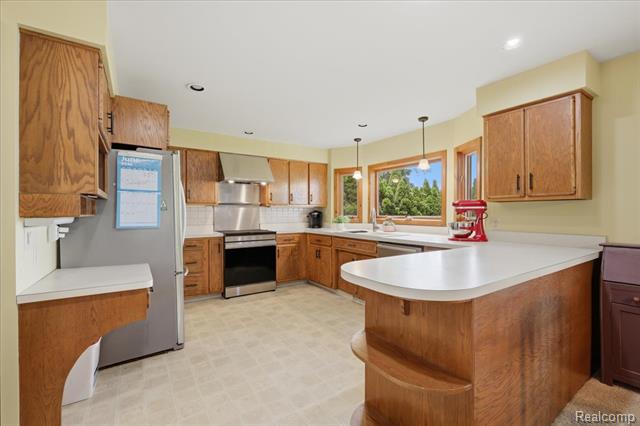 Builiding view fourteen for 6880 Forestlawn, Waterford, MI. 48327