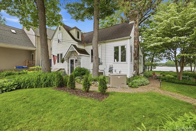 Builiding view one for 6880 Forestlawn, Waterford, MI. 48327