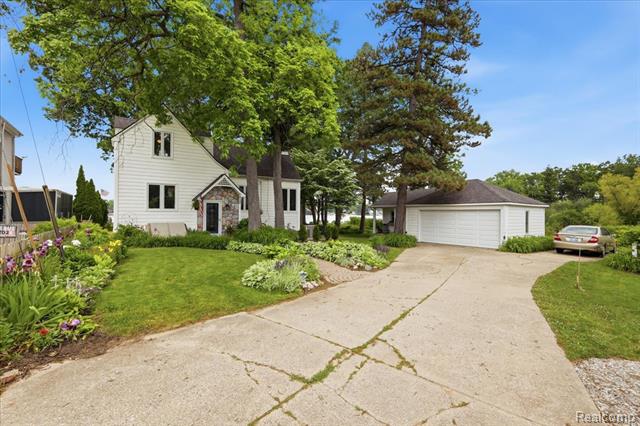 front view for 6880 Forestlawn Ct, Waterford, Mi. 48327