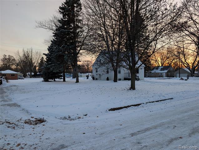 Builiding view two for 263 W Ann Arbor, Pontiac, MI. 48340