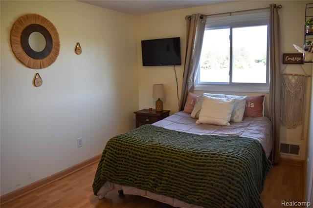 Builiding view thirty one for 4380 Dale, Highland, MI. 48357