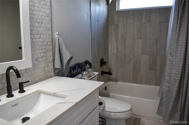 Builiding view twenty for 4380 Dale, Highland, MI. 48357