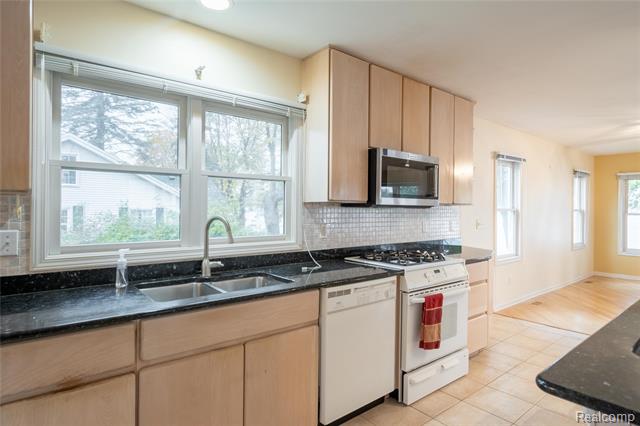 Builiding view ten for 4333 Hunters, Highland, MI. 48356