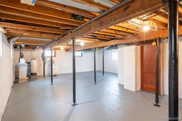 Builiding view thirty three for 4333 Hunters, Highland, MI. 48356