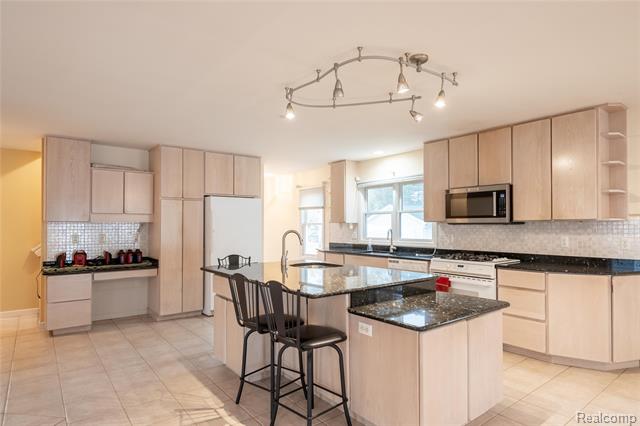 Builiding view three for 4333 Hunters, Highland, MI. 48356