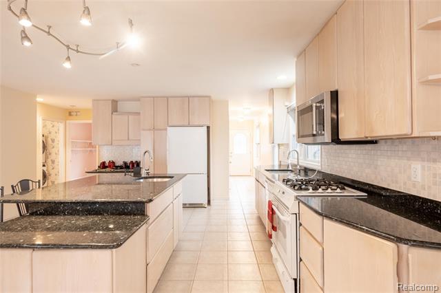 Builiding view twelve for 4333 Hunters, Highland, MI. 48356