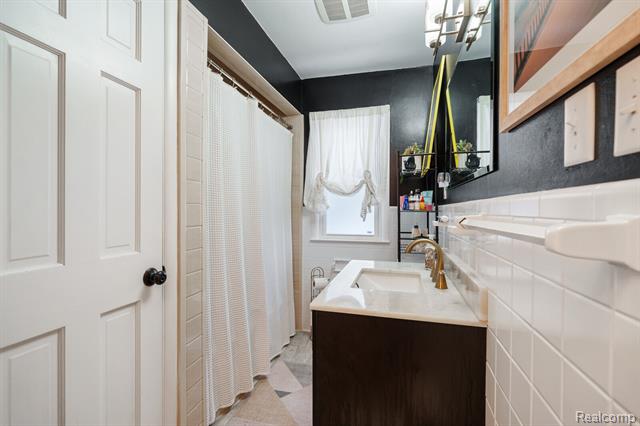 Builiding view eighteen for 6333 Harriet, Waterford, MI. 48327