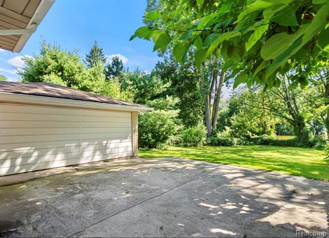 Builiding view forty for 6333 Harriet, Waterford, MI. 48327