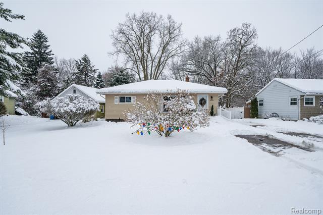 Builiding view one for 6333 Harriet, Waterford, MI. 48327