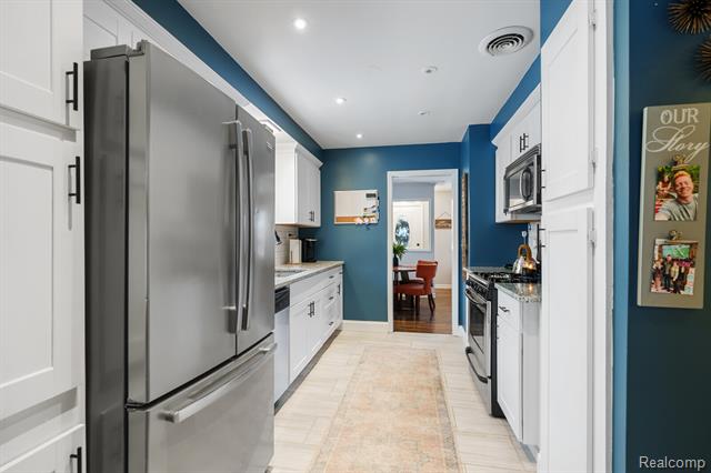 Builiding view seven for 6333 Harriet, Waterford, MI. 48327