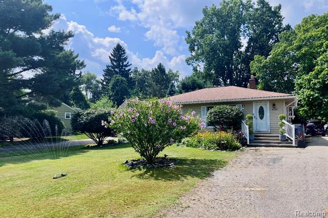 Builiding view thirty eight for 6333 Harriet, Waterford, MI. 48327